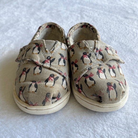 Toms Girl’s Penguin Slip Ons Sherpa Fleece Lined Flats Velcro Toddler Size 5 - Picture 3 of 9